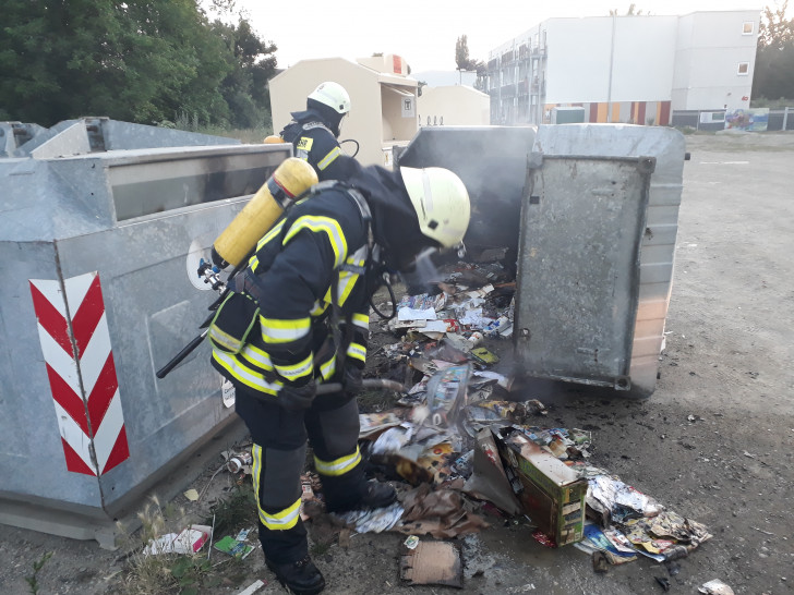 Die Feuerwehr musste mal wieder einen brennenden Müllcontainer löschen. Fotos: Feuerwehr 