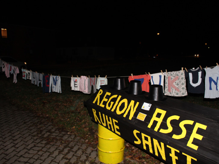 Die Vahlberger ASSE Aktivisten gestalteten den Zugang zum Beeke Hus mit eindeutigen Botschaften, Foto: Jan Borner
