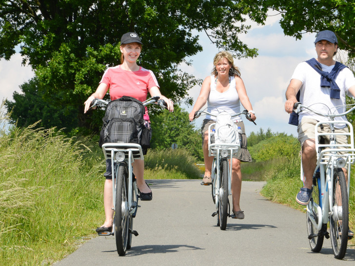Auf dem Fahrrad kann man die Stadt bestens erkunden. Foto: Stadt Wolfsburg 