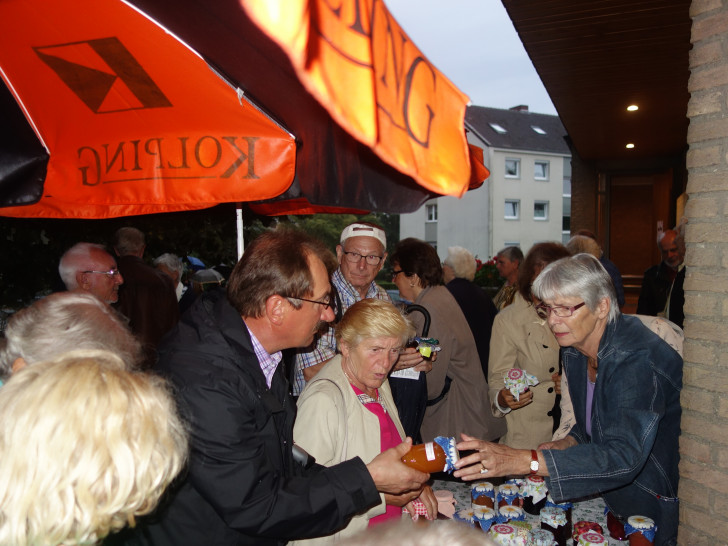 Marmeladenverkauf vor der Kirche St. Ansgar,
Waldenburger Straße, Foto:  Elisabeth König