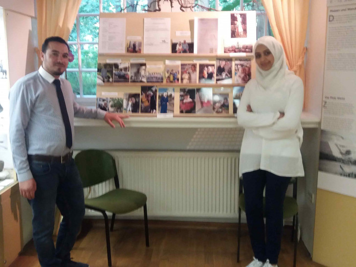 Mohammad Al Nassar mit seiner Frau Hudda vor ihren privaten Fotos. Foto: Privat