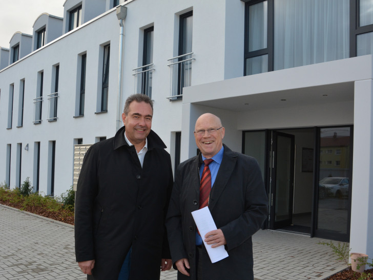 Jens Segler (links) und Wolf-Rüdiger Umbach freuen sich über das neue Wohnheim-Ensemble am Exer. Foto: tiw