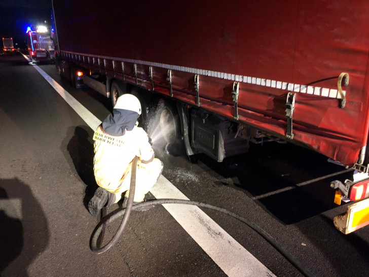 Der Reifen wurde gekühlt- Fotos: Feuerwehr Helmstedt
