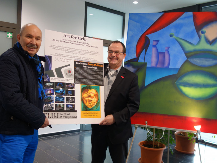 Der Kurator Hans-Joachim Grove und BRICS-Sprecher Prof. Dr. Dieter Jahn wollen den Austausch zwischen den Partner-Universitäten mit dem Projekt „Art for help“ unterstützen. Foto: Weithe/TU Braunschweig.