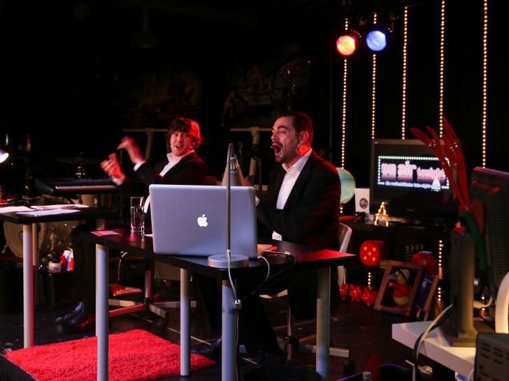 Carsten Schrader und Martin Tschupke senden "on air tonight" aus dem Foyer der Lindenhalle. Foto: Fabian Müller