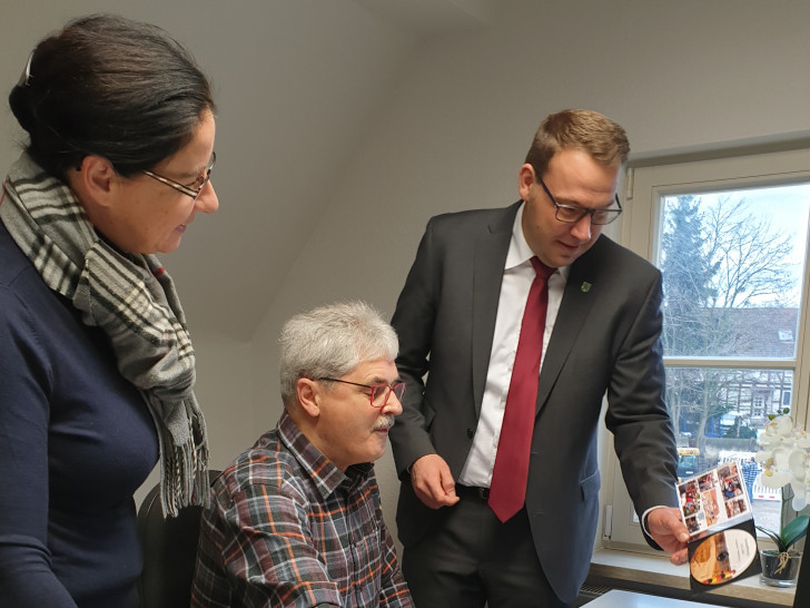 Von links: Bürgermeisterin und Vereinsvorsitzende Veronika Koch, Ortsheimatpfleger Harald Bendler und Gemeindedirektor Gero Janze beim Betrachten der Jubiläums-DVD im Büro des Ortsheimatpflegers im Grasleber Forsthaus