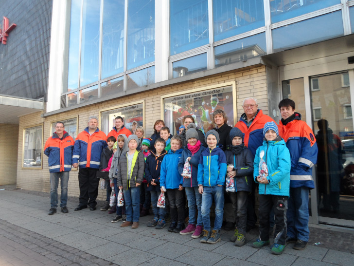 Der Vorstand des Fördervereins, einige Betreuer und Kinder vor dem "Filmpalast" an der Langen Straße. Fotos: Feuerwehr Wolfenbüttel