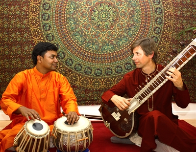 Ashis Paul (Tablas) Jens "Yogendra" Eckert (Sitar). Foto: Stadtbibliothek Wolfsburg