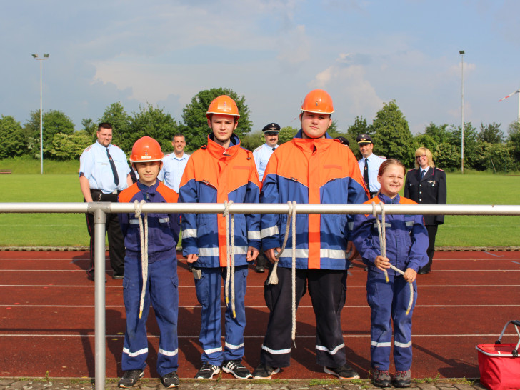 Jan-Luka Drewes, Vincent Retter, Torben Grothe und Lea Böttcher von der Feuerwehr Biewende Semmenstedt zeigen ihre Knotenkünste unter genauer Beobachtung der Feuerwehrvertreter aus der Gemeinde, dem Kreis und dem Bezirk. Foto: Max Förster