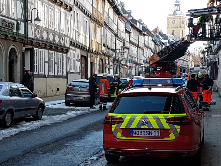 Für den Patiententransport wurde der Einsatz einer Drehleiter nötig. Foto: Feuerwehr Goslar
