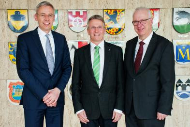 Kai-Uwe Hirschheide, Dr. Gerhard Meier und Werner Borcherding. Foto: Stadt Wolfsburg