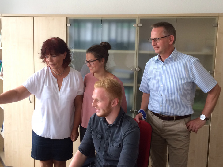 Nach einer ersten Erläuterung der Verwaltungsstruktur und einem Rundgang durch das Rathaus, um die neuen Kolleginnen und Kollegen kennenzulernen, warteten auf die beiden Auszubildenden die ersten Aufgaben. Foto: Samtgemeinde Elm-Asse