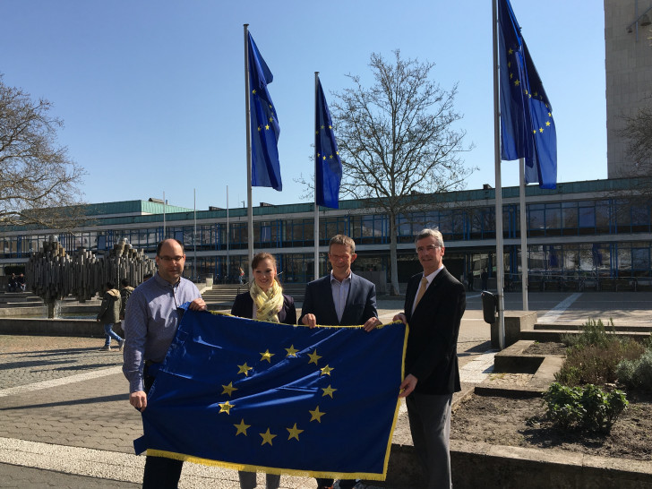 Jens Wortmeyer (von links), Jennifer Yavuz, Oberbürgermeister Klaus Mohrs und Manfred Hüller präsentieren das Wolfsburger Programm bis zur Europawahl. Foto: Stadt Wolfsburg