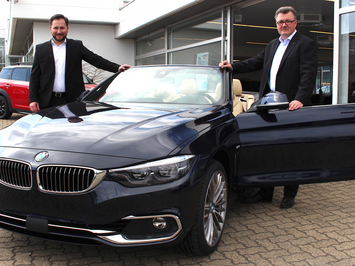 Verkaufsleiter Christoph Fischer und Verkaufsberater Oliver Metzner präsentieren neben dem  BMW 4er Cabrio auch den brandneuen X2 bei den Mobilen Welten. Fotos: Marian Hackert