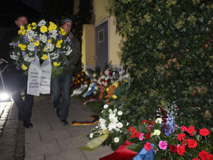 Zahlreiche Kränze wurden an der Gedenktafel für die ehemalige Synagoge in der Alten Knochenhauerstraße niedergelegt. Fotos: Marian Hackert