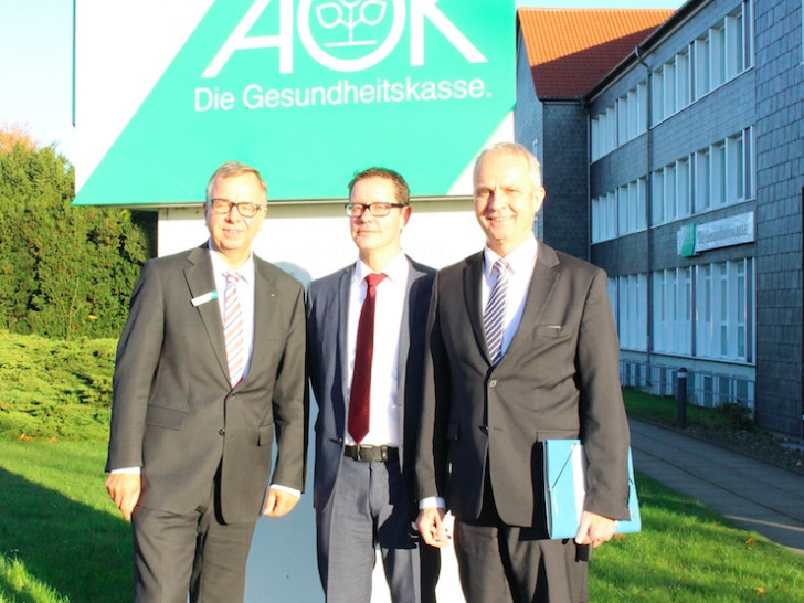 Rainer Rinne (Regionaldirektor AOK), Andreas Dames (Bereichsleiter Bundesagentur für Arbeit) und Landrat Thomas Brych freuen sich auf die Berufsstarterbörse. Foto: Max Förster
