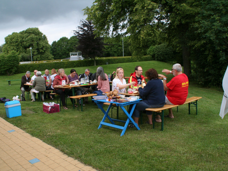 Gemeinsam frühstücken im Freibad am Elm in Hemkenrode, Foto: Diethelm Krause-Hotopp