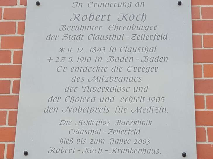 Die Robert-Koch-Gedenktafel wurde von Klinik und Urenkel Kochs eingeweiht. Foto: Asklepios