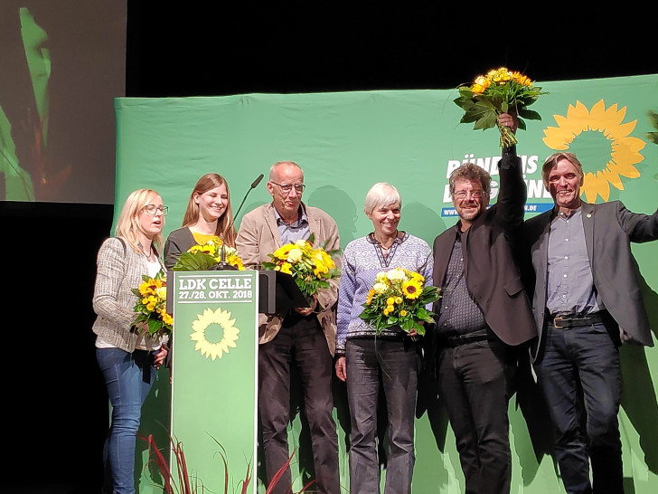  

LVO von links nach rechts: Nadja Weipert (Beisitzer), Anne Kura (Vorsitz), Heiner Scholing (Beisitzer), Brigitte Deyda (Schatzmeisterin), Heiko Sachtleben (Beisitzer) und Hanso Janßen (Vorsitz). Foto: Grüne