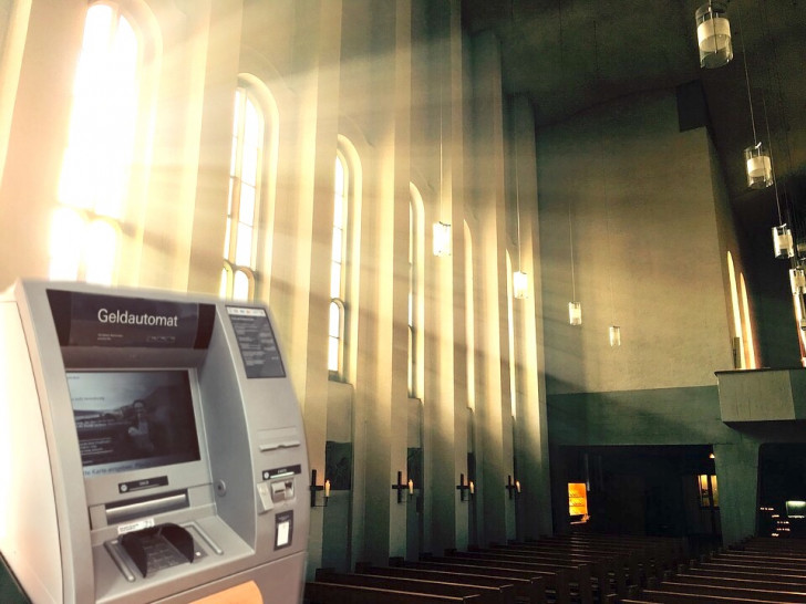 Trotz der Möglichkeit mit EC-Karte in der Kirche zu bezahlen: Geld abheben dürfte in naher Zukunft wohl keine Option sein. Symbolfoto: Nick Wenkel/Archiv/Pixabay