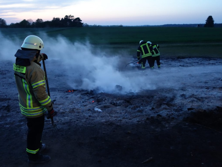 Schnell konnte die Feuerwehr Emmerstedt die Glutnester ablöschen. Foto: Feuerwehr