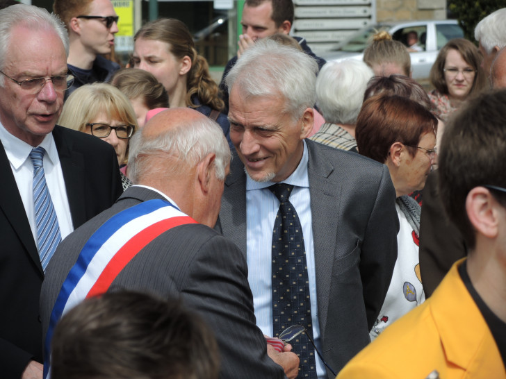 Absprachen der beiden Bürgermeister Jean Pierre Salles und Ralf Achilles übersetzte Klaus Wittchen problemlos. Foto: Privat/Wolfgang Bothe