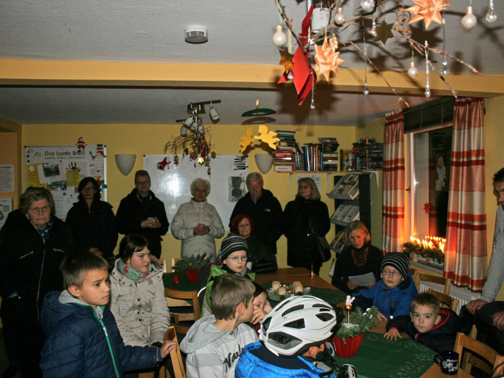 Vertreter aller Geneartionen kamen zum lebendigen Adventskalender in der Ulme zusammen. Fotos: WoBau