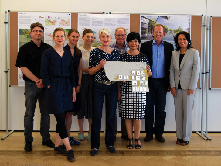 Die Fachjury des Ideen-Wettbewerbs mit dem Siegerentwurf: Claus Pahlitzsch, Vertreter des Landkreises Wolfenbüttel, Anna Lundqvist, Büro MAN MADE LAND aus Berlin, Carola Dietrich, Allmann Sattler Wappner Architekten aus München, Prof. Dr. Vanessa Miriam Carlow, Direktorin des ISU; Christiana Steinbrügge, Landrätin des Landeskreises Wolfenbüttel, Klaus-Günter Warnecke, Ortsbürgermeister Remlingen, Regina Bollmeier, Samtgemeindebürgermeisterin Elm-Asse, Prof. Dr. Hans-Albert Lennartz, Geschäftsführer der Asse GmbH und Carola Weitner-Kehl, Geschäftsführerin des TIW-Wolfenbüttel e.V. (ISU/TU Braunschweig).
