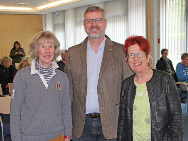 Chefarzt Matthias Buhles im Vorfeld der Veranstaltung zusammen mit den Mitgliedern des Fördervereins, Dörthe-Weddige-Degenhard (re.) und Birgit Remper-Hinterland. Foto: Städtisches Klinikum