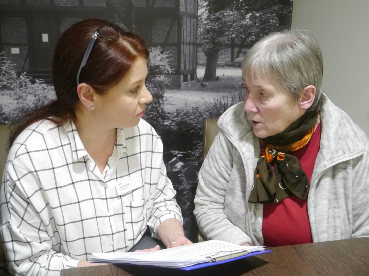 Olga Seewald (links) berät eine Patientin. Foto: Helios Klinik Wittingen