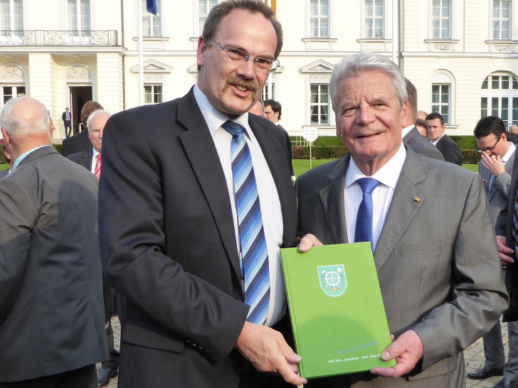 Hartmut Richter überreichte die Festschrift "1000 Jahre Langelsheim" an den Bundespräsidenten Joachim Gauck. Foto: Privat 