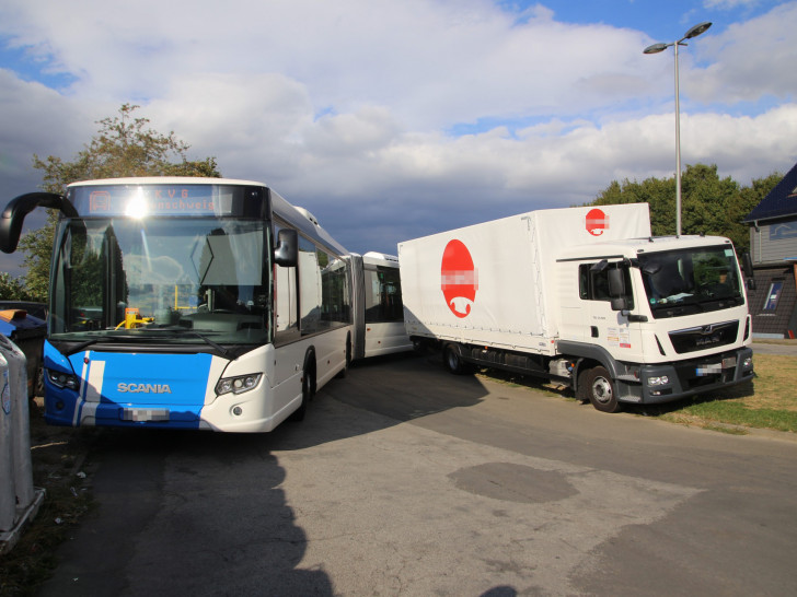 Es geht für den Bus weder vor noch zurück. Fotos: Rudolf Karliczek