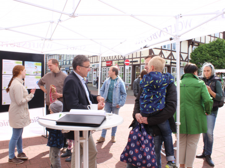 Der Bürgermeister im Gespräch mit Bürgern. Foto: Anke Donner