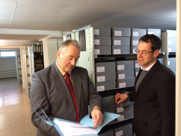 Frank Oesterhelweg (li.) und Dr. Brage bei der Wieden "beim Stöbern". Foto: CDU