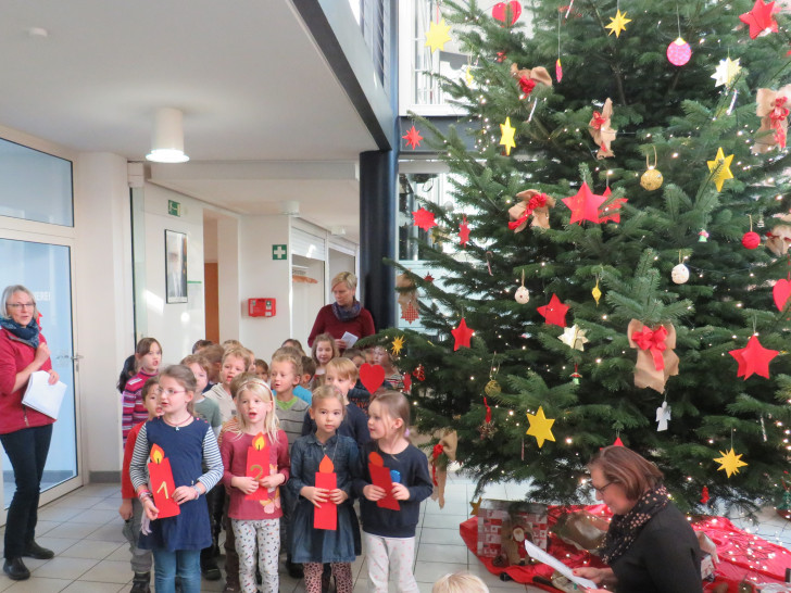 Kinder der Kita an der Feuerwehr beim Singen unter dem Weihnachtsbaum im Rathaus Lehre.
Foto: Gemeinde Lehre