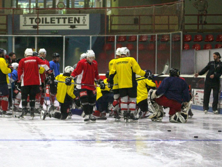 Norbert Paschas Team hat im Training viel ausprobiert. Foto: Frank Vollmer