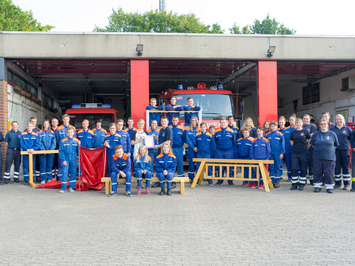 Die Jugendwehren bei der Übergabe der Spende. Foto: Privat