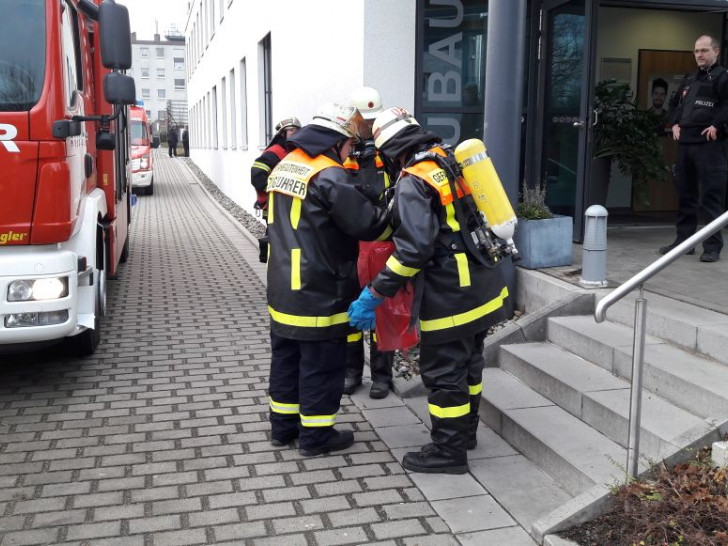 Die Feuerwehr nahm die Säure mit Chemikalien-Bindemittel auf. Fotos: Feuerwehr Wolfenbüttel