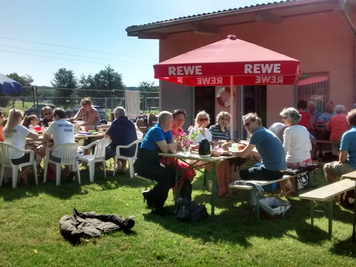 30 gut gelaunte Besucher kamen zum Frühstück im Freibad. Foto: Ulrike Siemens