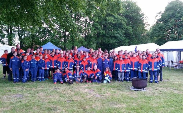 Gruppenbild vom Pfingstzeltlager der Feuerwehr im Schwimmbad Sickte. Foto: Feuerwehr/Kristina Heine