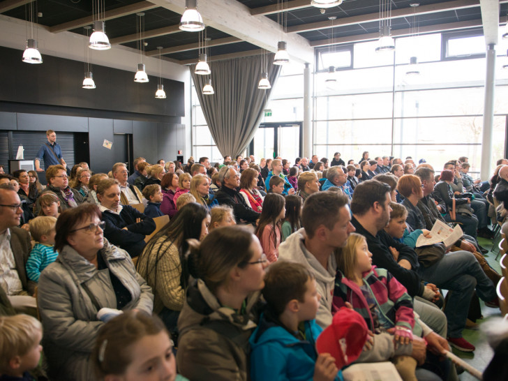 430 Besucher verfolgen die einführenden Informationen von Schulleiter Dr. Jan-Peter Braun. Fotos: Sarah Ibendahl