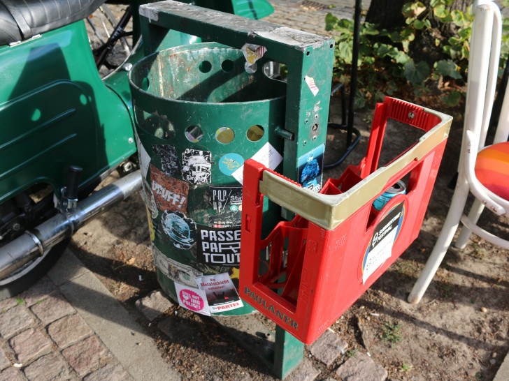 Mit einer selbstgebauten Konstruktion am Mülleimer vor der "Veränder.bar" wird dazu aufgefordert die Pfandflaschen daneben abzustellen. Foto: Werner Heise