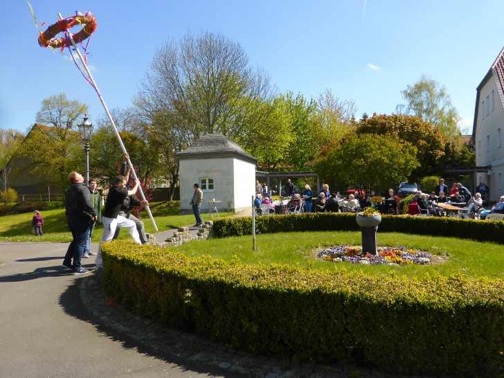 Vor dem Schloss Schliestedt wurde der Maibaum aufgestellt. Foto: Sabine Resch-Hoppstock