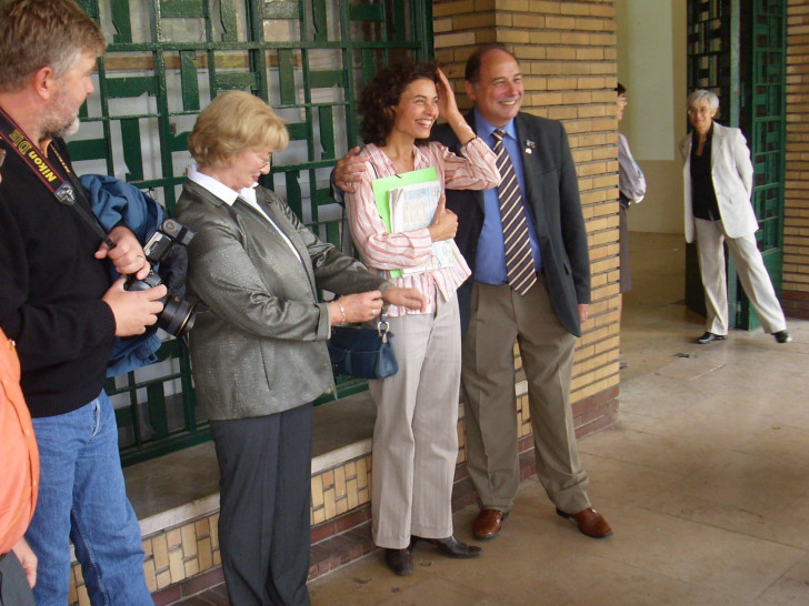Dolmetscherin Anne-Catherine Rigal neben Bürgermeister Le Bouillionecr bei der Begrüßung einer Delegation aus Wolfenbüttel in Cachan. Foto: Privat