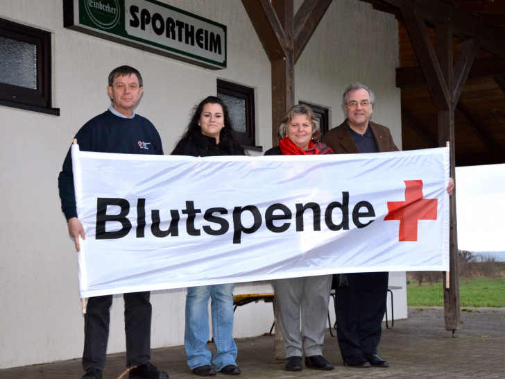 Gemeinsame Blutspenden bieten Willi Rittierott (OV Steinlah, von links), Friederike Beims (OV Haverlah) und Karin Gassner (OV Elbe) an. Sie werden von Peter Friedsch (Blutspendedienst) beraten. Foto: DRK