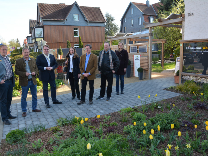 Die Geschäftsführer Sebastian Glatter (von links) und Matthias Roßberg zeigten dem Abgeordneten Carsten Müller (daneben) und der Besuchergruppe den Garten mit den verteilten Solar-Elementen. Foto: privat


