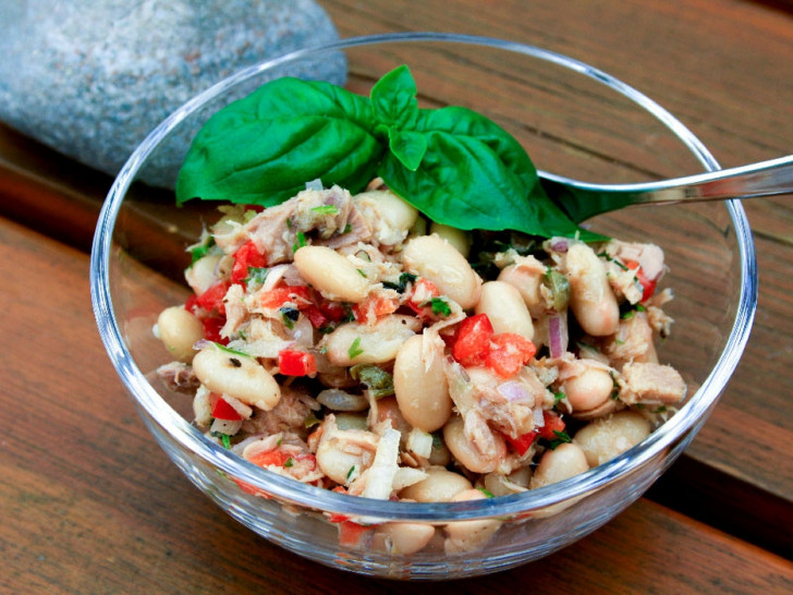 Leicht und lecker: Aus unserer beliebten Rubrik "Schnelle Küche" unser Thunfisch-Bohnen-Salat. Am leckersten mit Baguette.
