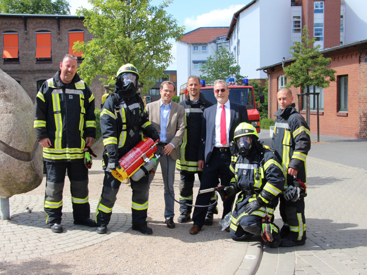 Die Liebenburger Ortsfeuerwehr mit neuem Löschgerät. Foto: DR. FONTHEIM