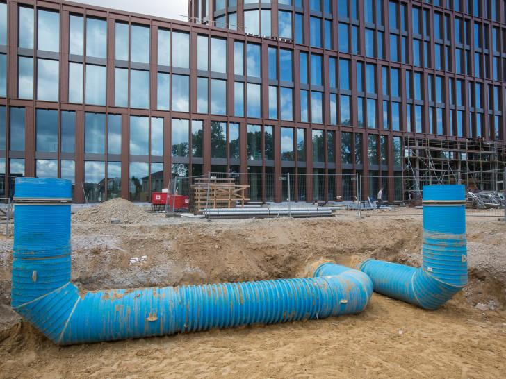 Durch die blauen Rohre wird die Zu- und Abluft für das Business Center II geregelt. Foto: Volksbank BraWo/Peter Sierigk