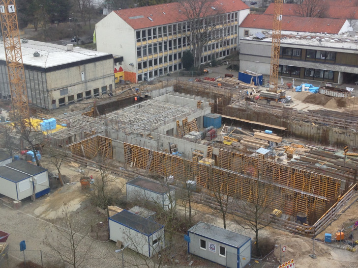 Blick auf die Baustelle MINT-Bereich Ratsgymnasium von oben: Zu erkennen ist rechts der Bereich der späteren Sporthalle, der im Bau als Lagerfläche genutzt wird. Links davon der Bereich Haustechnik und WCs sowie vorne die Wandarbeiten für die späteren Umkleiden. Foto: Stadt Wolfsburg
